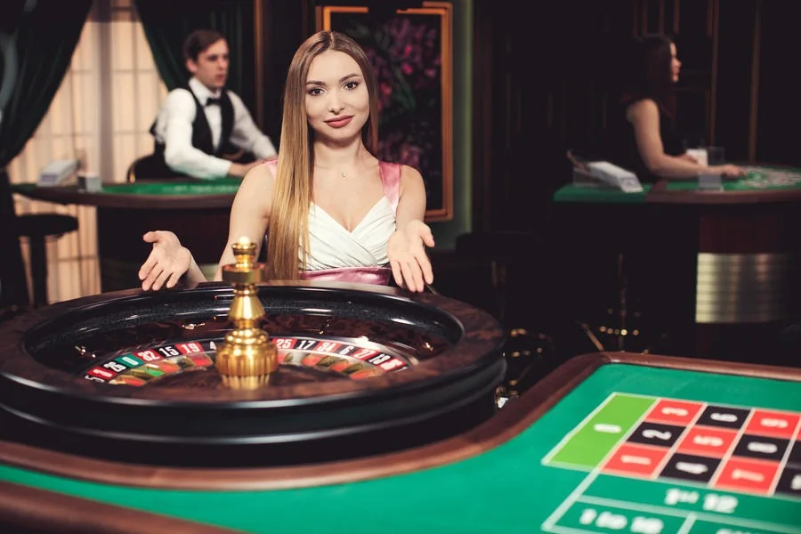 Meja kasino live dengan tampilan dealer dan suasana permainan real-time